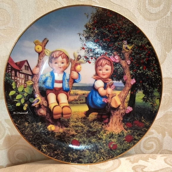 M.J. Hummel Vintage 1992 Apple Tree Boy & Girl Plate - Picture 1 of 8